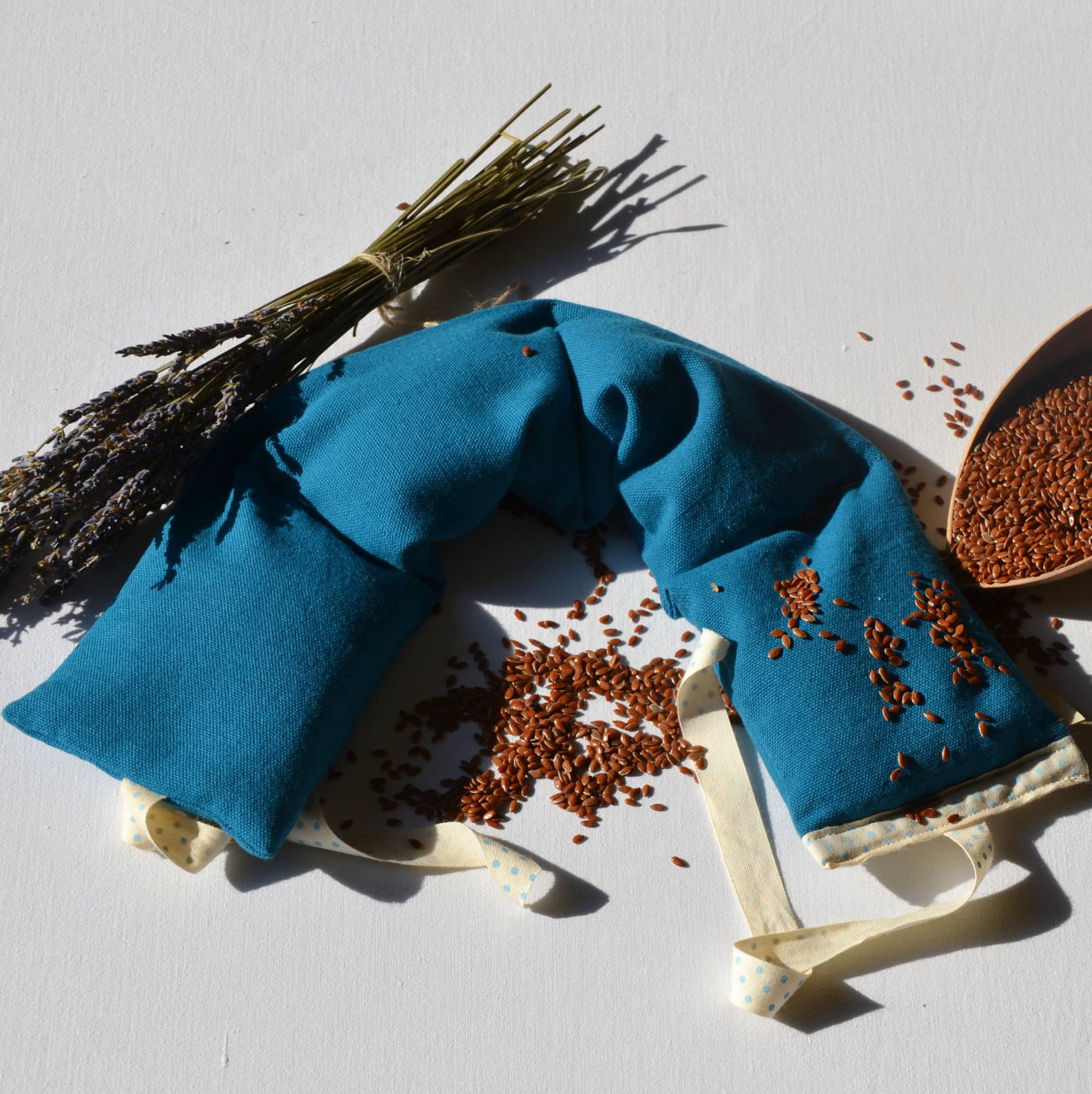 Fil en Poche-Bouillotte sèche artisanale pour les cervicales en graines de lin bio et lavande bio-bleu