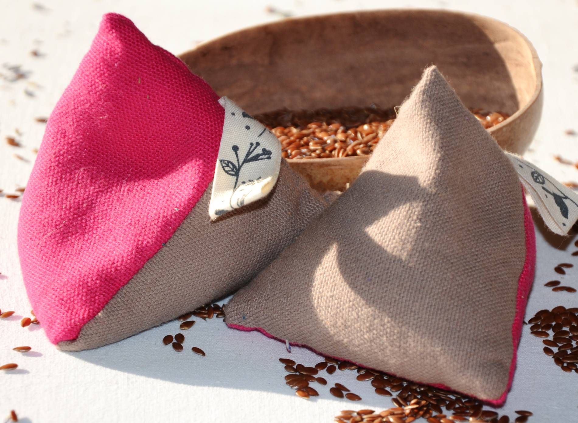 Fil en Poche-Bouillotte sèche artisanale berlingots chauffe mains en graines de lin bio - marron/ rose