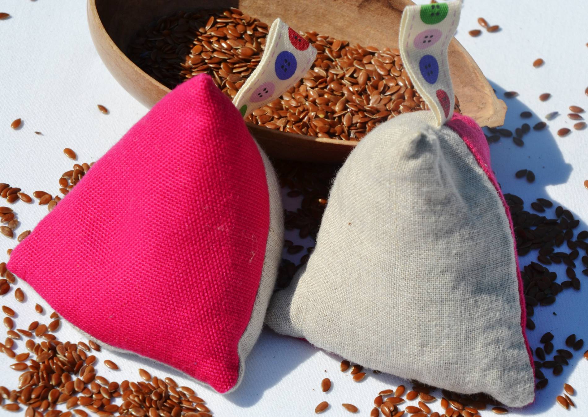 Fil en Poche-Bouillotte sèche artisanale berlingots chauffe mains en graines de lin bio - beige / rose